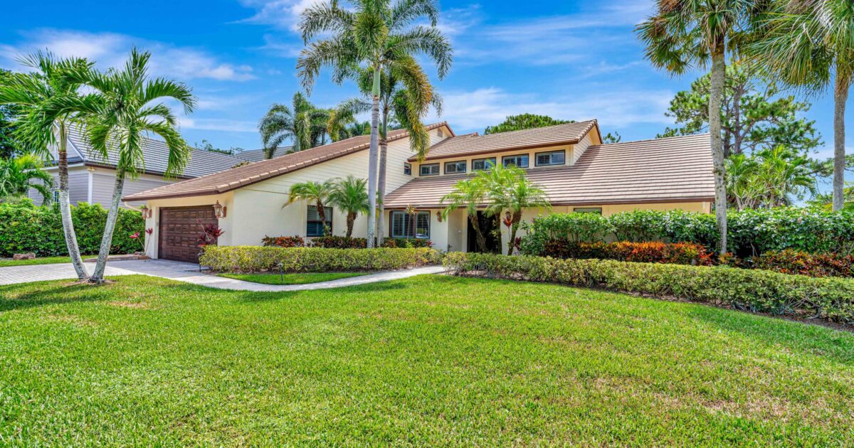 11 Berwick Road NE, Palm Beach Gardens, FL 33418