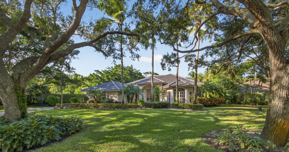 9923 SE Oak Tree Terrace, Tequesta, FL 33469