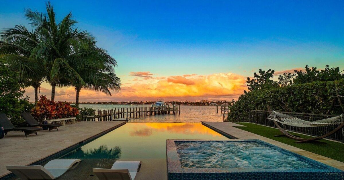 200 N Lake Drive, Lantana, FL 33462