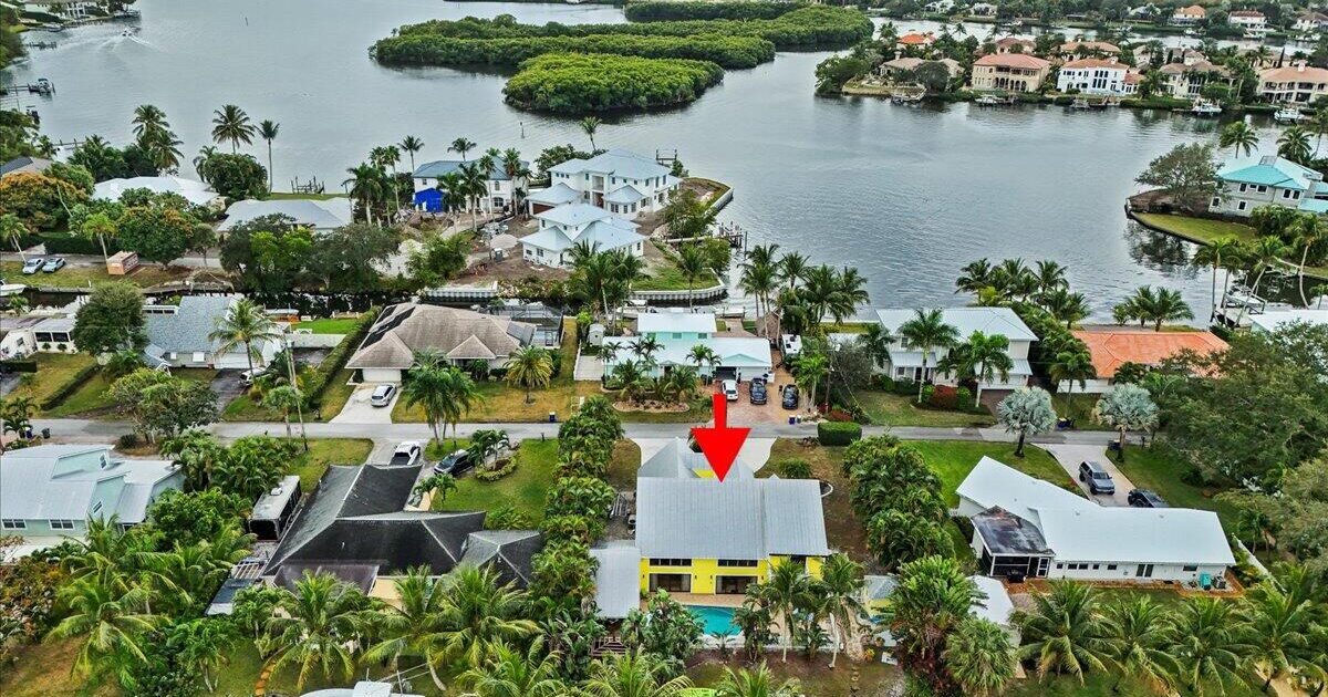 9363 SE Cove Point Street, Tequesta, FL 33469
