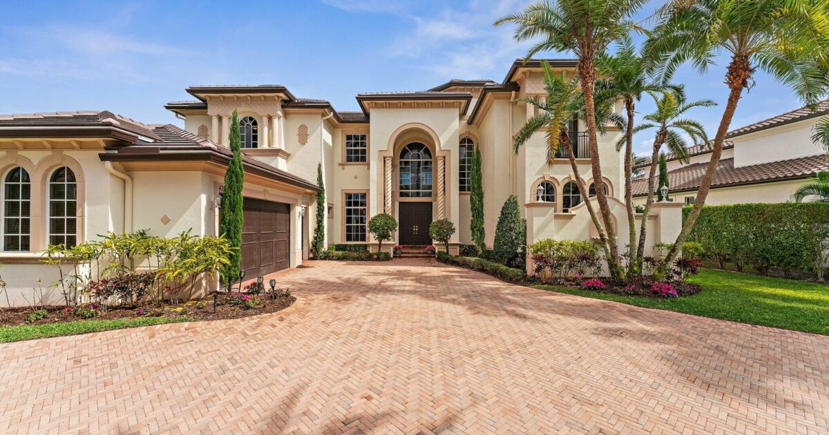422 Savoie Drive, Palm Beach Gardens, FL 33410