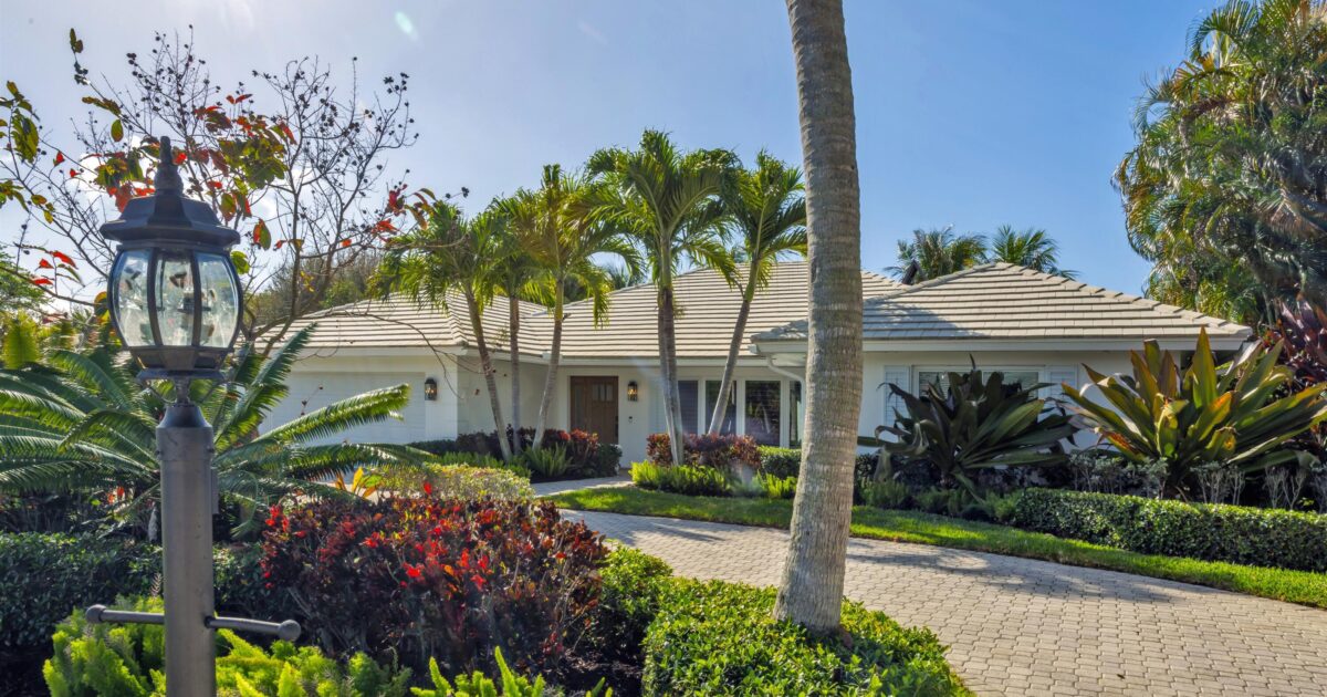 2720 Cardinal Circle, Gulf Stream, FL 33483