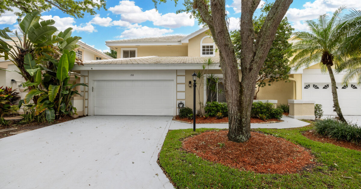 218 W Canterbury Dr W W, Palm Beach Gardens, FL 33418