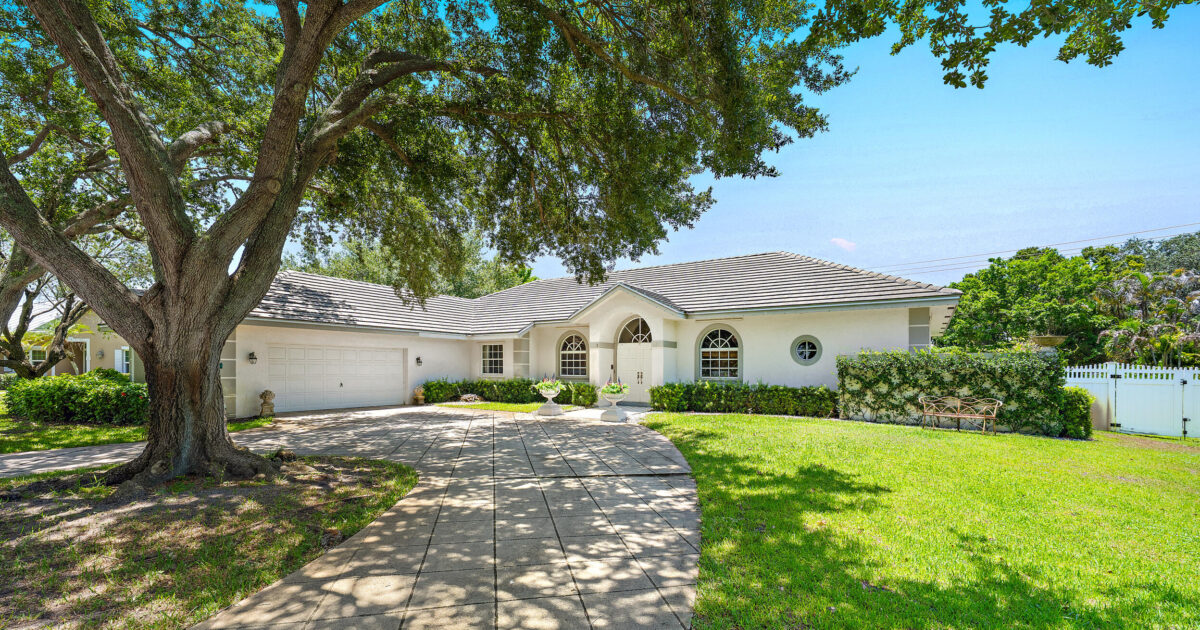 3 SE Loggerhead Lane, Tequesta, FL 33469