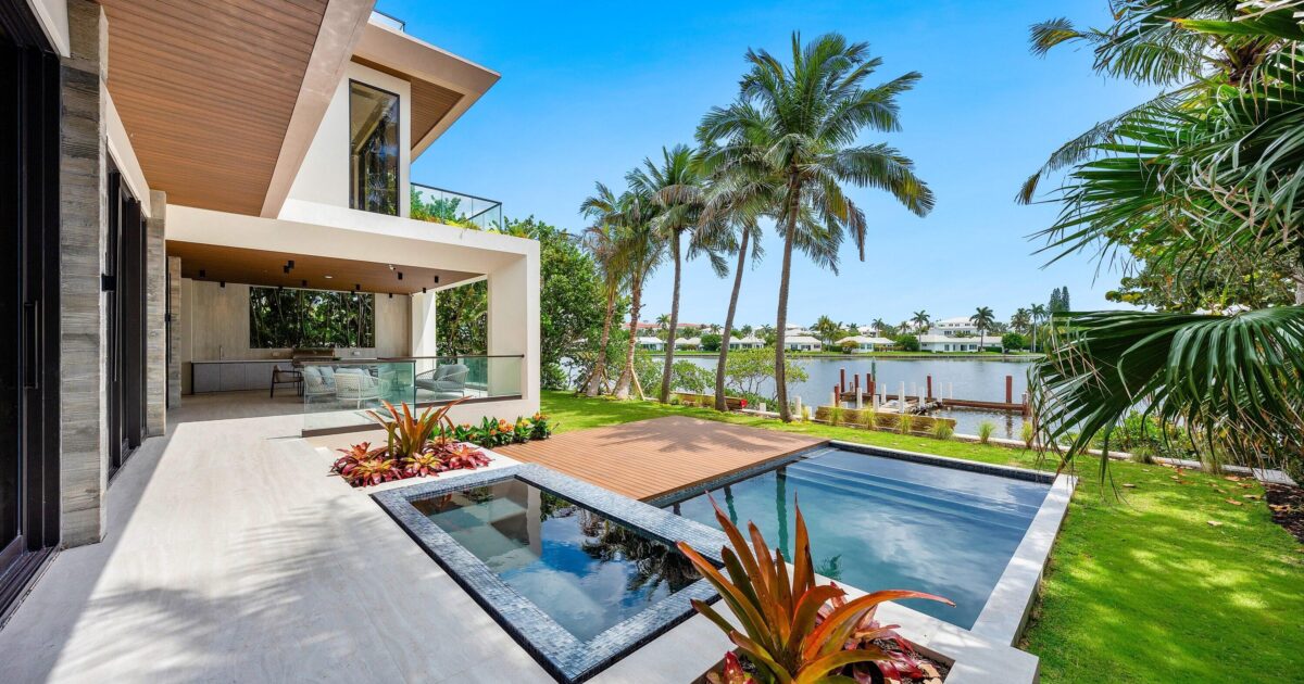 5 Barefoot Lane, Lantana, FL 33462