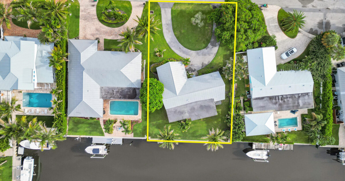 16 Country Club Circle, Tequesta, FL 33469