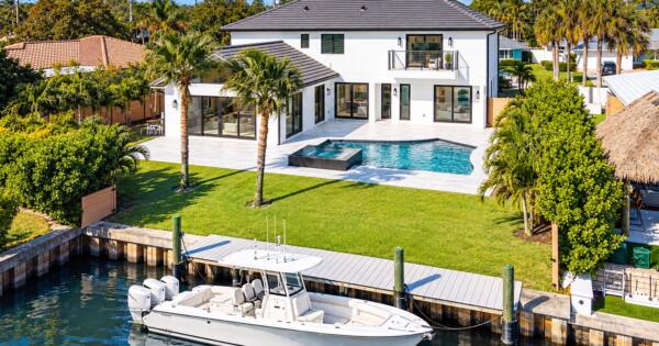 8 LEEWARD Circle, Tequesta, FL 33469